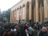 Der Anfang der Proteste vor dem georgischen Parlament am 12. Mai. Einige Stunden später waren es noch viel mehr Demonstranten. 