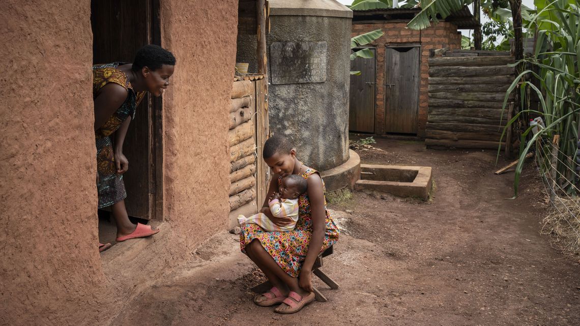 Joy Kamusiime mit Tochter Immaculate und Sohn Levison