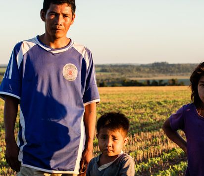 Lorenzo Villalba mit drei seiner Kinder auf Feld mit genmanipuliertem Soja 