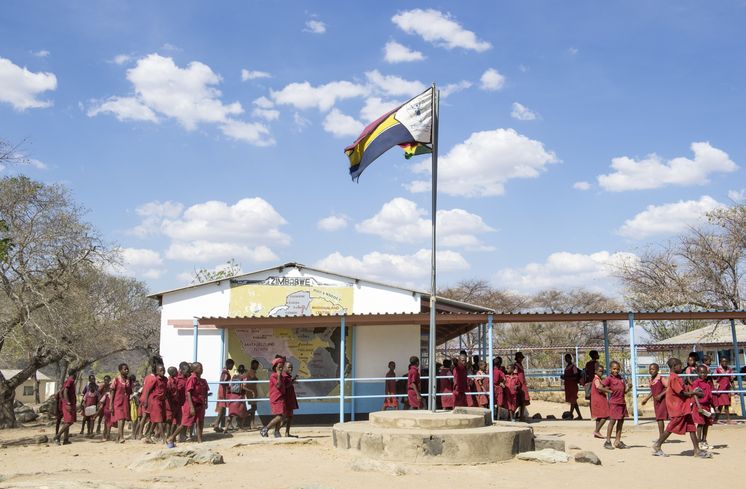 Schulkinder in der Pause; an der Wand des Gebäudes ist die Landkarte von Simbabwe zu sehen. Das Gebäude wurde behindertengerecht umgebaut und hat nun Handläufe und Rampen für Rollstuhlfahrer.Im Osten Simbabwes (Provinz Mashonaland East, Distrikt Mudzi) liegt die Nyamuwanga Primary School. Hier lernen behinderte und nichtbehinderte Kinder gemeinsam.Die Nichtregierungsorganisation "Jairos Jiri Association" engagiert sich in Simbabwe für Menschen mit Behinderungen. Sie betreibt diverse Schulen auf dem Land und in der Hauptstadt Harare, um Kindern und Jugendlichen mit Behinderung Zugang zu Bildung zu ermöglichen. Foto: Helge Bendlwww.helgebendl.comAlle Rechte vorbehalten / All rights reserved.