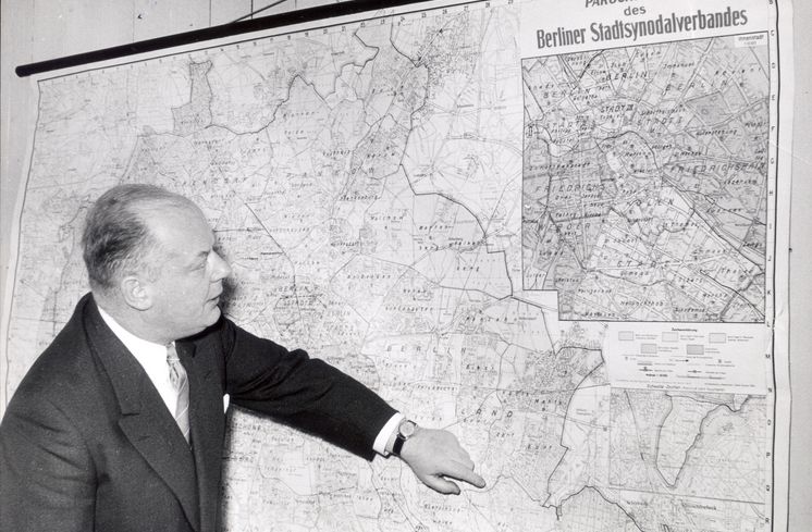 Foto: G. Schmidt Text auf Rückseite vom original Fotoabzug:114/35, KR. Ts.(?) Berg vor einer Landkarte von Berlin in seinem Büro in Berlin-Zehlendorf 9.11.55BfdW Fotoarchiv/Stuttgart,Foto: G. Schmidt