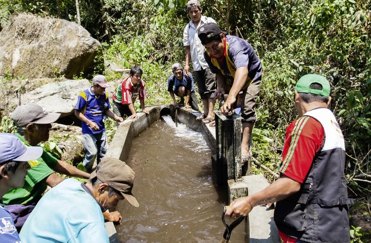 Jose Barrios Manayay und seine Kollegen reinigen das Wasserreservoir, von wo die Rohrleitungen abzweigen. (c) 2016 Kathrin Harms