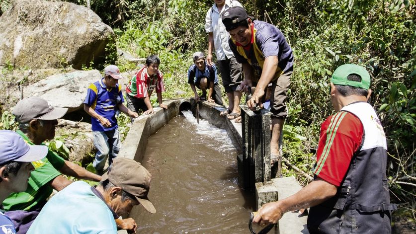 Jose Barrios Manayay und seine Kollegen reinigen das Wasserreservoir, von wo die Rohrleitungen abzweigen. (c) 2016 Kathrin Harms
