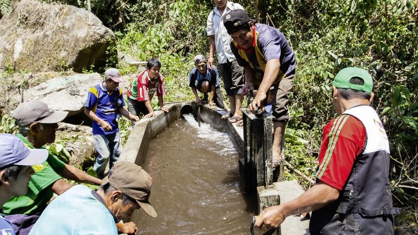 Jose Barrios Manayay und seine Kollegen reinigen das Wasserreservoir, von wo die Rohrleitungen abzweigen. (c) 2016 Kathrin Harms