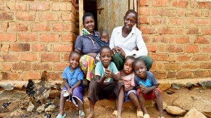 Familienfoto von Isaya Mwita, seiner Frau Grace und mit ihren fünf Kindern vor ihrem Haus