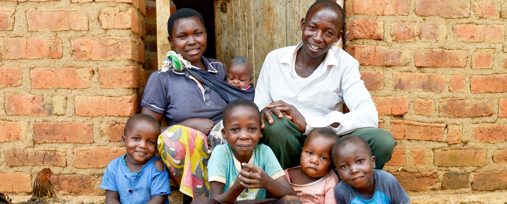 Tansania, MFEC - Mogabiri Farm Extension Centre TANSANIA, Tarime Distrikt, MFEC - Mogabiri Farm Extension Centre, Dorf Kewamaba, Hof von Isaya Mwita, 34 Jahre, und seiner Frau Grace, 23 Jahre, mit ihren Kindern