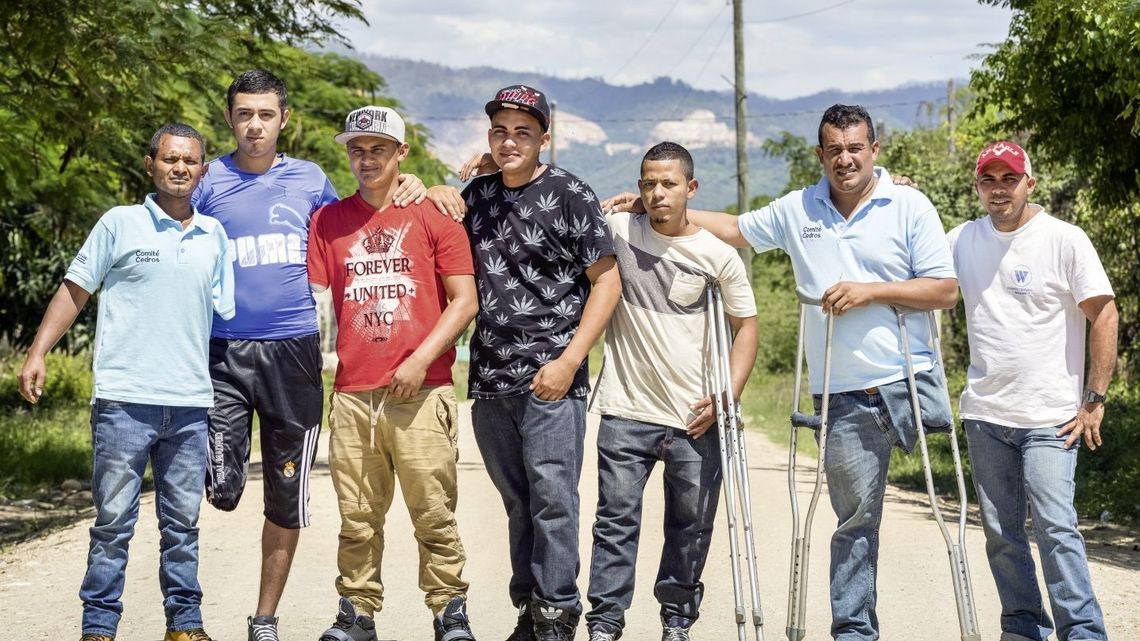 Treffen der Mitglieder des "Comites de Migrantes Retornados con Discapacidad" (Komitee der Heimkehrer mit Behinderungen). Personen v. links: Jose Junior Hernandez Zunega (39 Jahre), Brayan Antonio Verla Navarro (17 Jahre), Eduar Arturo Medina Raudales (22 Jahre), Eber (Nachname u. Alter nicht bekannt), Miguel Elcides Ervir Zunega (21 Jahre) und Giovani Joel Giron Lopez (35 Jahre, Vater von 3 Maedchen). 7. Person namentlich nicht bekannt.