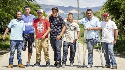 Treffen der Mitglieder des "Comites de Migrantes Retornados con Discapacidad" (Komitee der Heimkehrer mit Behinderungen). Personen v. links: Jose Junior Hernandez Zunega (39 Jahre), Brayan Antonio Verla Navarro (17 Jahre), Eduar Arturo Medina Raudales (22 Jahre), Eber (Nachname u. Alter nicht bekannt), Miguel Elcides Ervir Zunega (21 Jahre) und Giovani Joel Giron Lopez (35 Jahre, Vater von 3 Maedchen). 7. Person namentlich nicht bekannt.