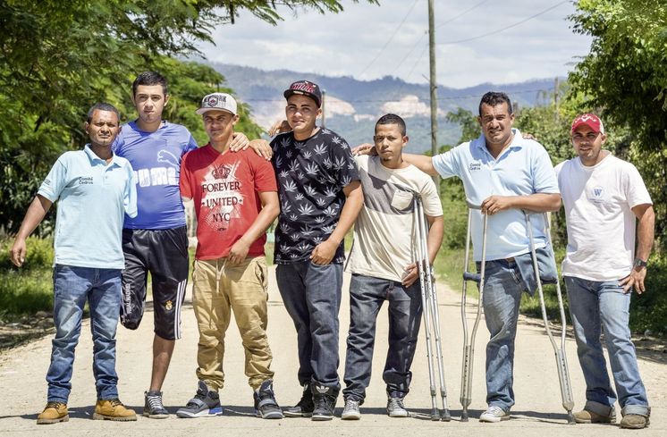 Treffen der Mitglieder des "Comites de Migrantes Retornados con Discapacidad" (Komitee der Heimkehrer mit Behinderungen). Personen v. links: Jose Junior Hernandez Zunega (39 Jahre), Brayan Antonio Verla Navarro (17 Jahre), Eduar Arturo Medina Raudales (22 Jahre), Eber (Nachname u. Alter nicht bekannt), Miguel Elcides Ervir Zunega (21 Jahre) und Giovani Joel Giron Lopez (35 Jahre, Vater von 3 Maedchen). 7. Person namentlich nicht bekannt.
