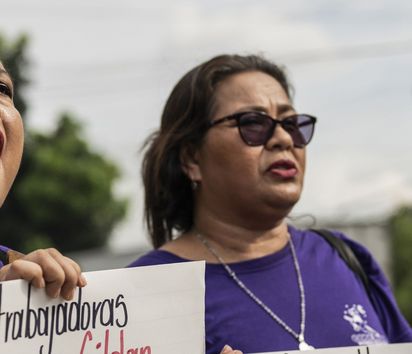Manifestación en San Pedro Sula, Honduras: Paula Urbina y otras compañeras de CODEMUH luchan por los derechos de las trabajadoras de la industria maquiladora.