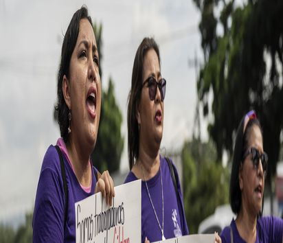 Manifestación en San Pedro Sula, Honduras: Paula Urbina y otras compañeras de CODEMUH luchan por los derechos de las trabajadoras de la industria maquiladora.