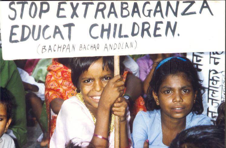 Text auf Rückseite vom original Fotoabzug:Indien – Kinderarbeit„Ende mit der Verschwendung. Gebt Kindern eine Ausbildung.“Bilderdienst Brot für die Welt,Stafflenbergstr. 76, 70184 Stuttgart, Tel: 0711/2159-444, Ev. Kreditgenossenschaft Stuttgart, Kto. Nr. 405 000 (BLZ 600 606 06)Kennwort: Brot-Werbung