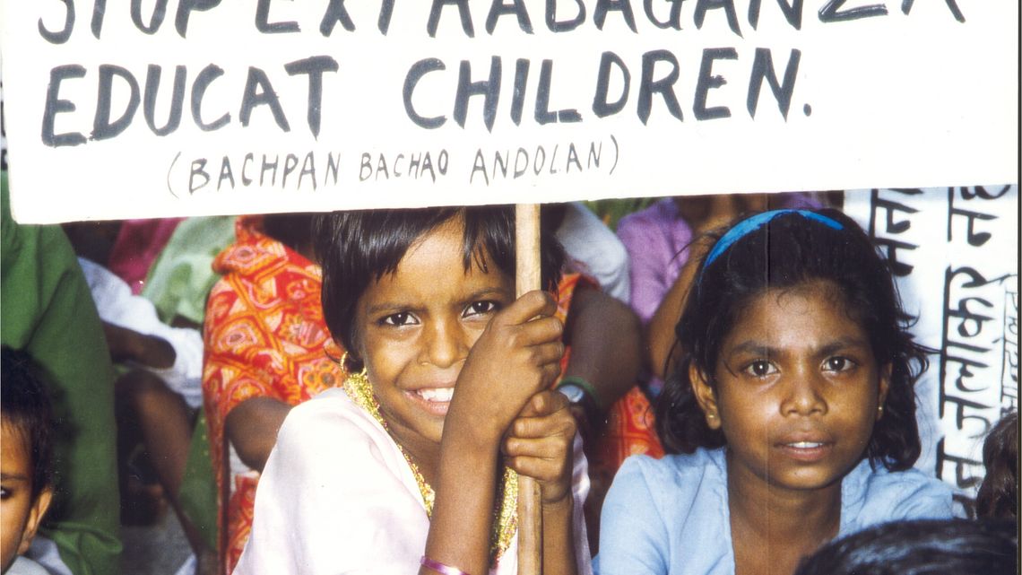 Text auf Rückseite vom original Fotoabzug:Indien – Kinderarbeit„Ende mit der Verschwendung. Gebt Kindern eine Ausbildung.“Bilderdienst Brot für die Welt,Stafflenbergstr. 76, 70184 Stuttgart, Tel: 0711/2159-444, Ev. Kreditgenossenschaft Stuttgart, Kto. Nr. 405 000 (BLZ 600 606 06)Kennwort: Brot-Werbung