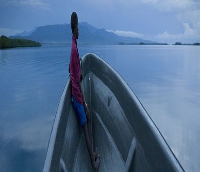 Fischerboot in der Dämmerung auf dem Meer