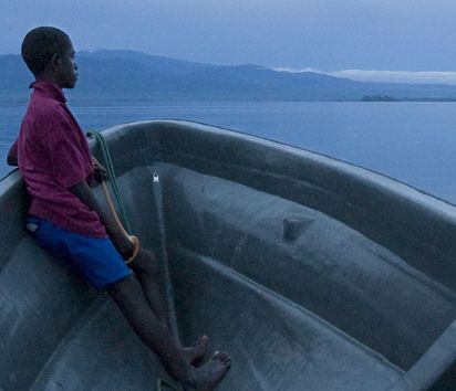 Fischerboot in der Dämmerung auf dem Meer