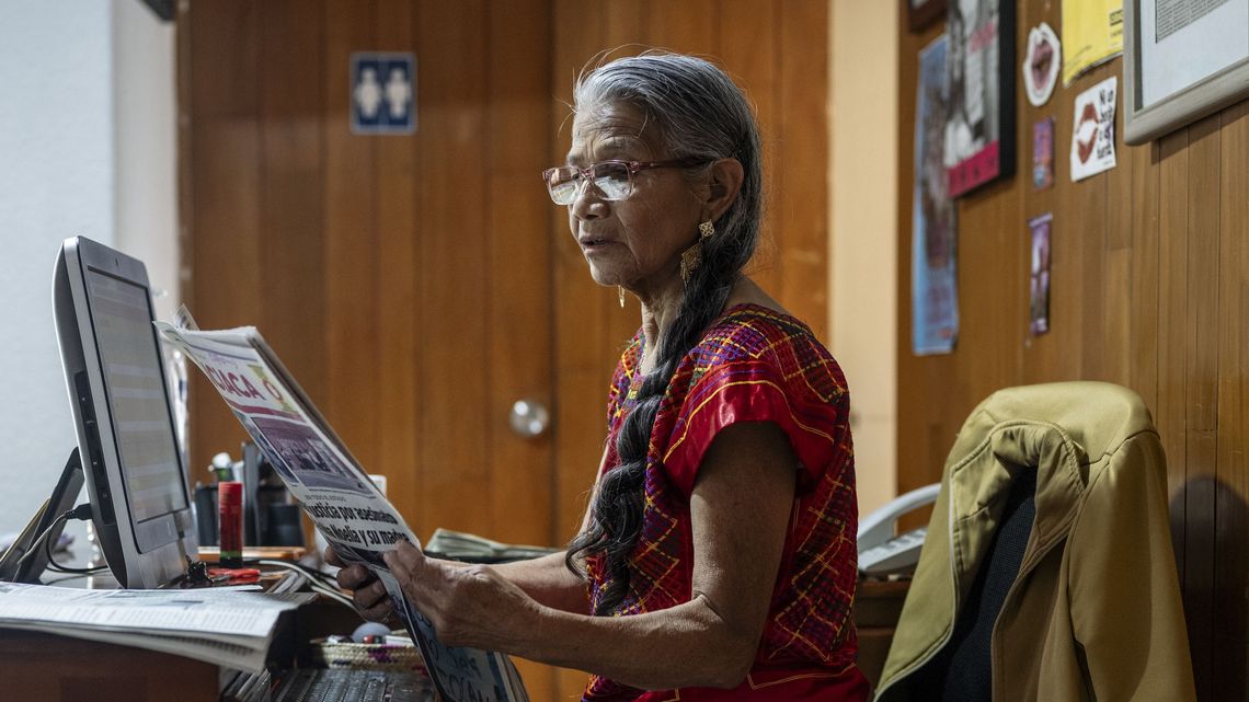 Oaxaca, Mexiko, 20.11.2025: Im Büro der Partnerorganisation von BfdW CONSORCIO in Oaxaca, arbeitet Maria Elena Belmonte Cruz , 69, seit 15 Jahren an der Dokumentation der täglichen Gewaltverbrechen gegen Frauen und Kinder. Sie ist dafür zuständig, eine öffentliche digitale Datenbank mit Informationen aus Zeitungen und sozialen Medien über sexuellen Missbrauch, innerfamiliäre Gewalt, verschwundene und ermordete Frajuen und solche, die sich selbst das Leben genommen haben, zu füttern. Die Datenbank https://db.violenciafeminicida.consorciooaxaca.org.mx/ wird von Studenten, Wissenschaftler und Journalisten genutzt und steht allen offen.