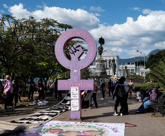 Oaxaca, Mexiko, 25.11.2025: Im Bild ist das Antimonumenta zu sehen, eine Protestinstallation, die als öffentlicher Erinnerungsort und Forderung nach Gerechtigkeit für die Opfer von geschlechtsspezifischer Gewalt und Femiziden  dient. Am Orange Day, dem internationalen  Aktionstag zur Bekämpfung von Gewalt gegen Frauen und Mädchen, versammelt sich hier der Demozug für seine Marsch ins histroische Zentrum.