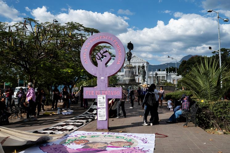 Oaxaca, Mexiko, 25.11.2025: Im Bild ist das Antimonumenta zu sehen, eine Protestinstallation, die als öffentlicher Erinnerungsort und Forderung nach Gerechtigkeit für die Opfer von geschlechtsspezifischer Gewalt und Femiziden  dient. Am Orange Day, dem internationalen  Aktionstag zur Bekämpfung von Gewalt gegen Frauen und Mädchen, versammelt sich hier der Demozug für seine Marsch ins histroische Zentrum.