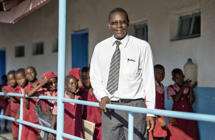 Schuldirektor Collin Muwodzeri.Im Osten Simbabwes (Provinz Mashonaland East, Distrikt Mudzi) liegt die Nyamuwanga Primary School. Hier lernen behinderte und nichtbehinderte Kinder gemeinsam.Die Nichtregierungsorganisation "Jairos Jiri Association" engagiert sich in Simbabwe für Menschen mit Behinderungen. Sie betreibt diverse Schulen auf dem Land und in der Hauptstadt Harare, um Kindern und Jugendlichen mit Behinderung Zugang zu Bildung zu ermöglichen. Foto: Helge Bendlwww.helgebendl.comAlle Rechte vorbehalten / All rights reserved.