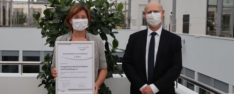 Ina Hilse, Programme Officer Quality Management and Jörg Kruttschnitt, Chief Executive Finance, Human Ressources and Law, with the Certificate.