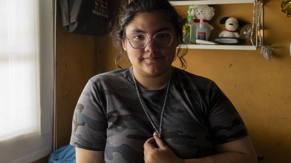 Jazmin Muñoz trägt die Ringe ihres verstorbenen Stiefvaters in einer Kette um den Hals. 