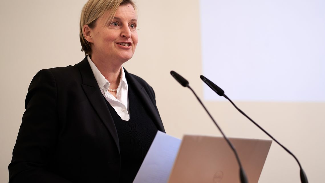 Die Präsidentin von Brot für die Welt, Dagmar Pruin, begrüßt die Konferenzteilnehmer:innen