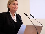 Die Präsidentin von Brot für die Welt, Dagmar Pruin, begrüßt die Konferenzteilnehmer:innen