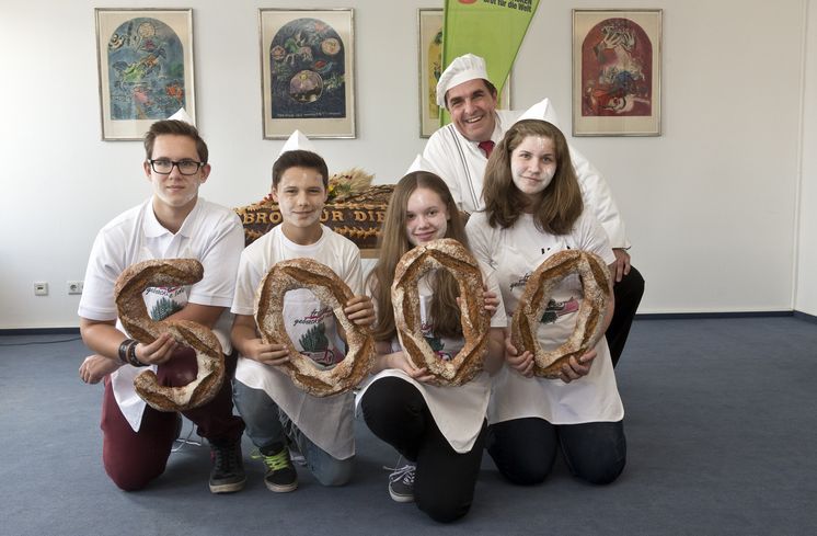 DEU, Deutschland, Berlin, 22.09.2014: Der Brandenburger Bäcker Karl-Dietmar Plentz steht mit Konfirmanden vor Broten.Unter dem Motto: „5.000 Brote – Konfis backen Brot für die Welt", startet die Aktion von Brot für die Welt mit Konfirmanden zur Unterstützung von Ausbildungsprojekten, die Brot für die Welt in Ghana, Kolumbien und Bangladesh.(Hermann Bredehorst/Brot für die Welt)|September. 22. 2014, Germany, Berlin, Berlin: 5.000 Brote – Konfis backen Brot für die Welt |