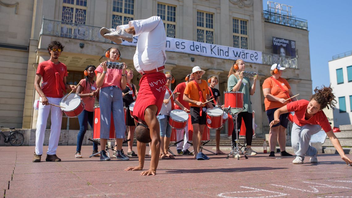 31.08.19, Weimar: Das entwicklungspolitische Jugendnetzwerk »Brot für die Welt Jugend« macht vor dem DNT Weimar mit einer Kunstaktion auf das Problem der weltweiten Kinderarbeit aufmerksam. Foto: Candy Welz