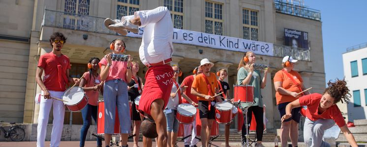 31.08.19, Weimar: Das entwicklungspolitische Jugendnetzwerk »Brot für die Welt Jugend« macht vor dem DNT Weimar mit einer Kunstaktion auf das Problem der weltweiten Kinderarbeit aufmerksam. Foto: Candy Welz