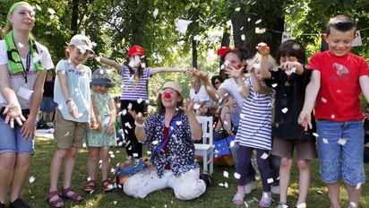 Ein Clown feiert mit Kindern, die viel Spaß dabei haben