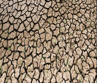 Aufgrund von Dürre ausgetrockneter gerissener Lehmboden