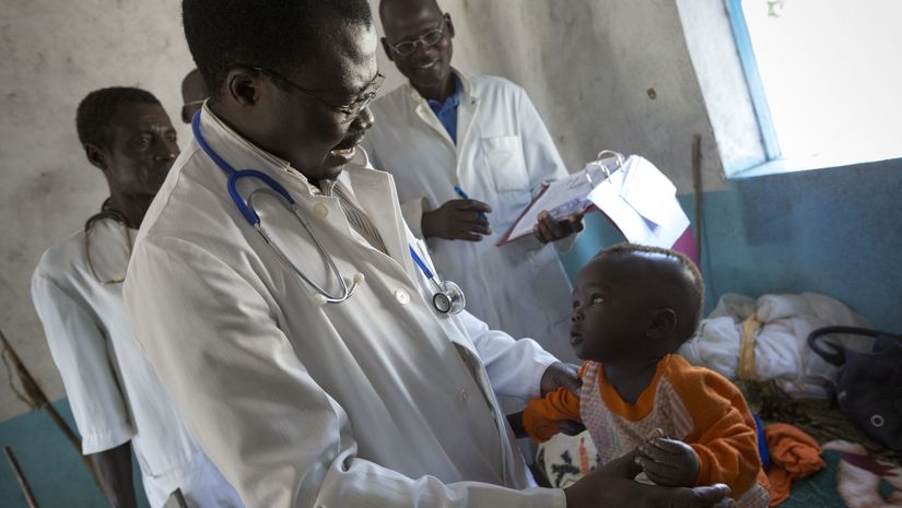 Ärzte bei der Visite bei einem kleinen Patienten der Kinderstation