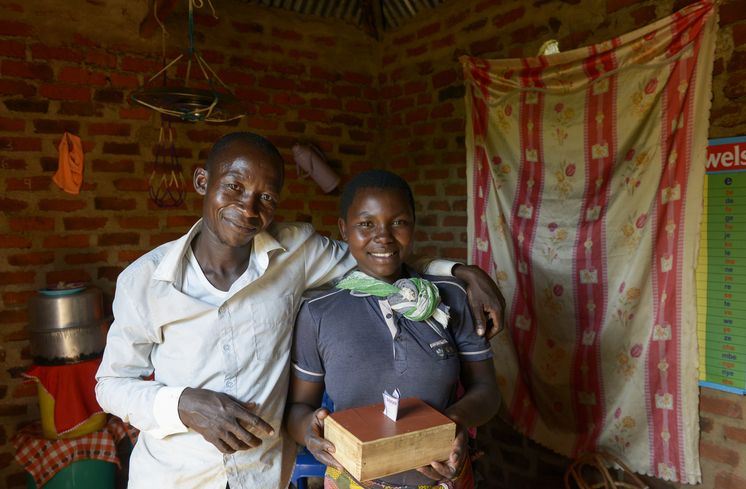 TANSANIA, Tarime Distrikt, MFEC - Mogabiri Farm Extension Centre, Dorf Kewamaba, Hof von Isaya Mwita, 34 Jahre, und seiner Frau Grace, 23 Jahre, mit Spardose fuer Geld aus Gemueseverkaeufen