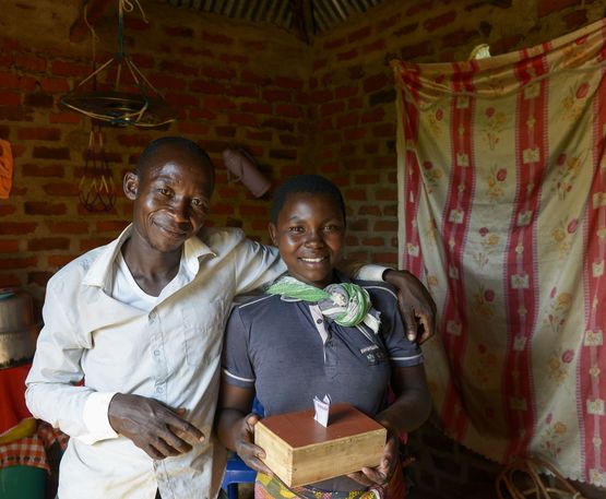 Isaya Mwita und seine Frau Grace mit dem Gesparten aus dem Gemüseverkauf