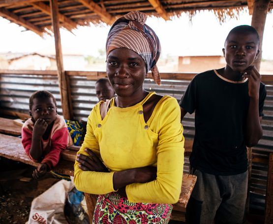 Die 26-jährige Reze Albino, eine Auszubildende zur Tischlerin, in der Werkstatt von Issa Saide in der Provinz Nampula im Norden Mosambiks am 6. Oktober 2025. Projektpartner: CEDES