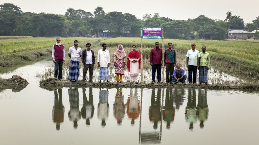 CCDB Mitarbeiterinnen, Dil Afroz (Kopftuch) und Nancy Biswas besuchen eine Versammlung der CCDB-Community in der Naehe von Shyamnagar, wo auch alternative oekologische Pflanzenschutzmittel vorgestellt, gemischt und angewendet werden. Denn die Menschen in den kleinen Siedlungen und auf den Fluessen des verzweigten Muendungsdelta in der Naehe von Shyamnagar in Sued Bangladesch, spuehren deutlich den Klimawandel. Der Meeresspiegel steigt und Daemme werden zerstört. Da durch werden Felder und die wichtigen Suesswasserteiche ueberflutet und versalzen. CCDB Bangladesch arbeitet an Suesswassergewinnungs-Projekten und sorgt dafuer, dass die Menschen nach und nach sauberes Trinkwasser erhalten. -Projektpartner Christian Commission für Developement in Bangladesh (CCDB)