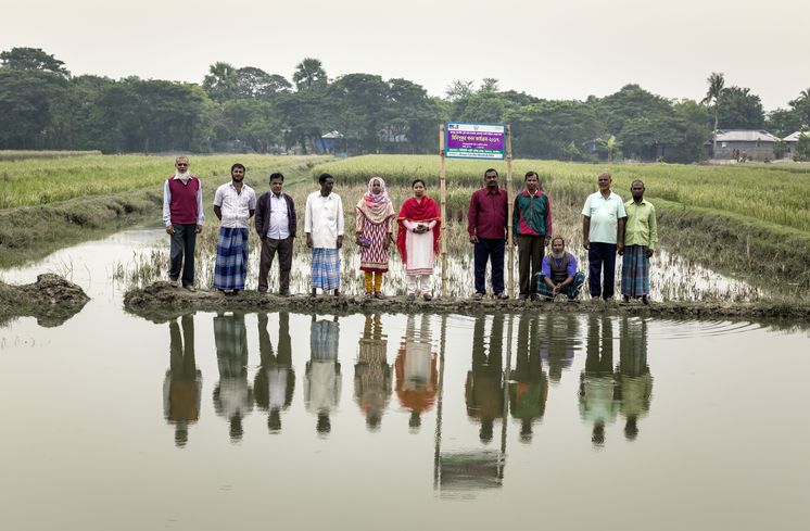 CCDB Mitarbeiterinnen, Dil Afroz (Kopftuch) und Nancy Biswas besuchen eine Versammlung der CCDB-Community in der Naehe von Shyamnagar, wo auch alternative oekologische Pflanzenschutzmittel vorgestellt, gemischt und angewendet werden. Denn die Menschen in den kleinen Siedlungen und auf den Fluessen des verzweigten Muendungsdelta in der Naehe von Shyamnagar in Sued Bangladesch, spuehren deutlich den Klimawandel. Der Meeresspiegel steigt und Daemme werden zerstört. Da durch werden Felder und die wichtigen Suesswasserteiche ueberflutet und versalzen. CCDB Bangladesch arbeitet an Suesswassergewinnungs-Projekten und sorgt dafuer, dass die Menschen nach und nach sauberes Trinkwasser erhalten. -Projektpartner Christian Commission für Developement in Bangladesh (CCDB)