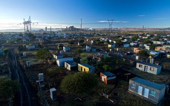 Luftaufnahme der Häuser der Minenarbeiter in Marikana
