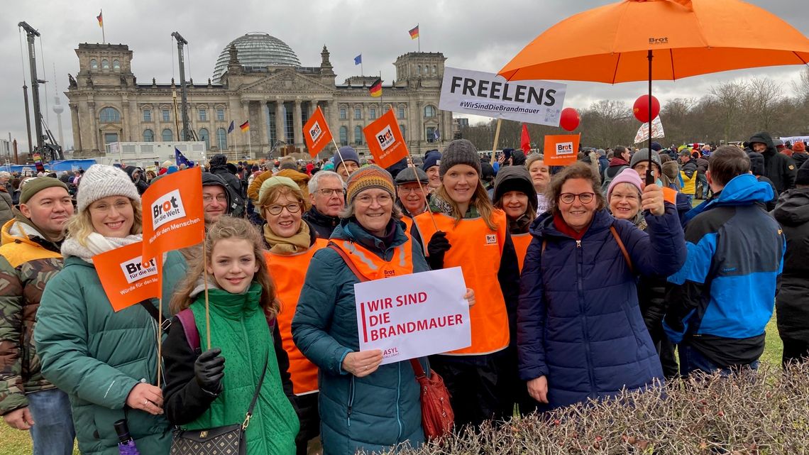 Gruppe bei der Kundgebung Wir sind die Brandmauer