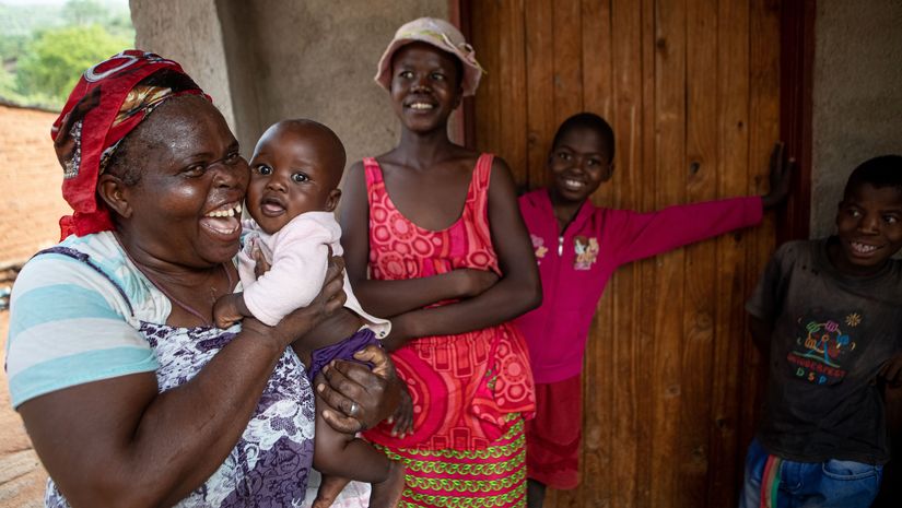 Gift Dirani (65) und seine Frau Evelyn (61) leben mit 5 ihrer 11 Kinder und 3 Enkelkindern auf ihrem Hof in Nyanyadzi, Chimanimani an der Ostgrenze Simbabwes. Die Region hat eine schwere Dürre erlebt und ist vom Klimawandel stark betroffen. Dadurch sind die Kleinbauern von großen Verlusten bei der Ernte und dem Viehbestand bedroht.Foto: Evelyn Dirani (61), Prosper Dirani (8 Monate), Schwiegertochter Ratidzo Maposa (18), Prosper Dirani (10), Emanuel Dirani (12, von links)  Projektpartner: Towards Sustainable Use of Resources Organisation (TSURO)