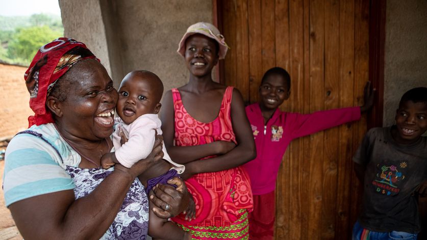Gift Dirani (65) und seine Frau Evelyn (61) leben mit 5 ihrer 11 Kinder und 3 Enkelkindern auf ihrem Hof in Nyanyadzi, Chimanimani an der Ostgrenze Simbabwes. Die Region hat eine schwere Dürre erlebt und ist vom Klimawandel stark betroffen. Dadurch sind die Kleinbauern von großen Verlusten bei der Ernte und dem Viehbestand bedroht.Foto: Evelyn Dirani (61), Prosper Dirani (8 Monate), Schwiegertochter Ratidzo Maposa (18), Prosper Dirani (10), Emanuel Dirani (12, von links)  Projektpartner: Towards Sustainable Use of Resources Organisation (TSURO)