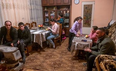 Familie Stepanyan ist aus Nagorno Karabach geflohen, und hat sich mit Hilfe von Syunik in Armenien eine neue Existenz aufgebaut. Die Familie bewirtschaftet einen kleinen Bauernhof im Ort Salli.Am Abend in der "Bauernstube" der Familie.Projektpartner: Syunik