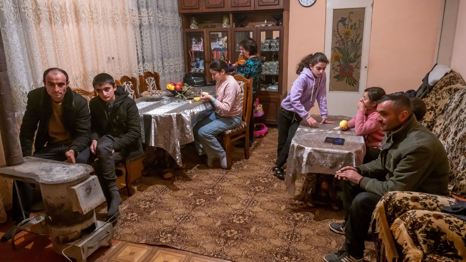 Familie Stepanyan am Abend in der Bauernstube.