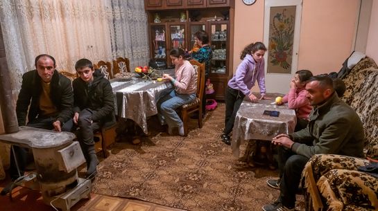 Familie Stepanyan am Abend in der Bauernstube.