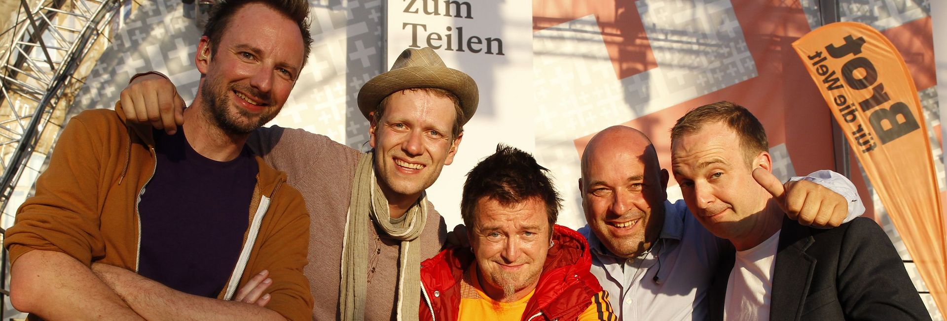 Deutscher Evangelischer Kirchentag Stuttgart 5.6.2015, StuttgartAn einem sommerlichen Abend feierte das Stuttgarter Kirchentagspublikum die Band FÜNF. Die Gruppe unterstützt die Aktion "Musik zum teilen" von Brot für die Welt. Der Schlossplatz war gefüllt mit Menschen.