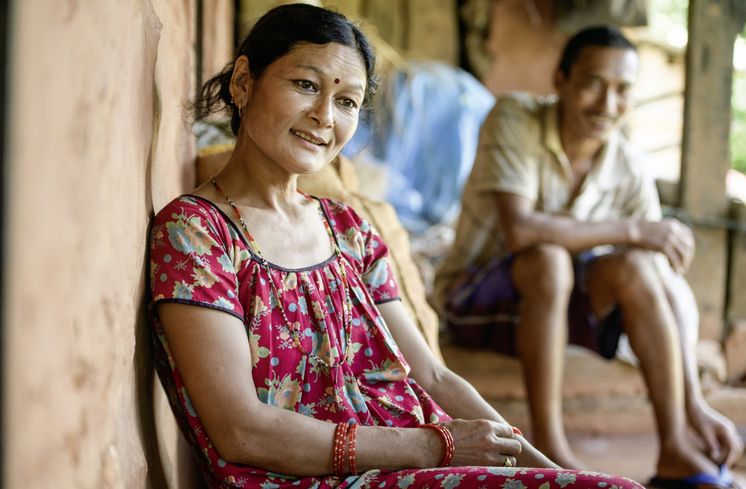 Balkumari Bhujal und ihr Mann Mann Shankhar sitzen nach dem Mittagessen vor ihrem Haus in Kumaisimle am 20.09.16.Reportage zu dem Text von Mathias Peer ueber die Familie Bhujal die mit Hilfe des Brot fuer die Welt-Partners United Mission Nepal (UMN) in ihrem Dorf Kumaisimle (Dhading-Distrikt/Nepal) oekologische Landwirtschaft betreiben.Foto: Thomas Lohnes fuer Brot fuer die Welt