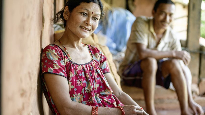 Balkumari Bhujal und ihr Mann Mann Shankhar sitzen nach dem Mittagessen vor ihrem Haus in Kumaisimle am 20.09.16.Reportage zu dem Text von Mathias Peer ueber die Familie Bhujal die mit Hilfe des Brot fuer die Welt-Partners United Mission Nepal (UMN) in ihrem Dorf Kumaisimle (Dhading-Distrikt/Nepal) oekologische Landwirtschaft betreiben.Foto: Thomas Lohnes fuer Brot fuer die Welt