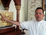 Pfarrer Zamora zeigt auf Einschusslöcher in seiner Kirche, verursacht durch Paramilitärs