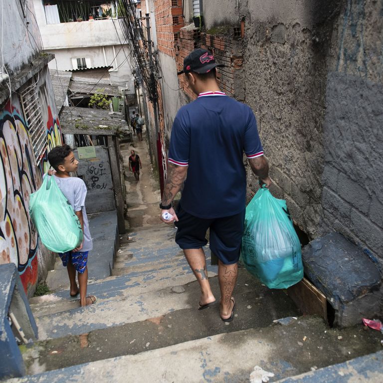 Vinnicius Fragoso (26) Koordinator des Projektes Futebol de Rua, begleitet Thaylor Pietro Souza Santos (12) nach Hause, Sapopemba, Sao Paulo, Brasilien.Projektpartner: Açao Educativa - AE
